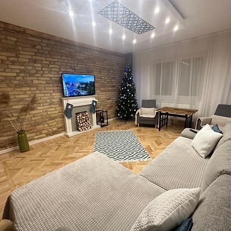 Season One Apartman Szeged Buitenkant foto