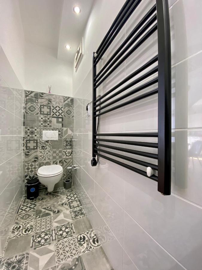 Season One Apartman Szeged Buitenkant foto