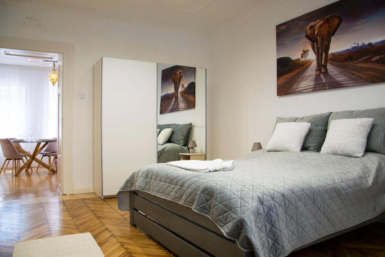 Season One Apartman Szeged Buitenkant foto