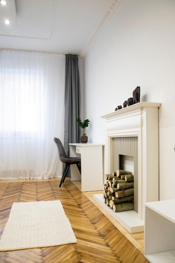 Season One Apartman Szeged Buitenkant foto