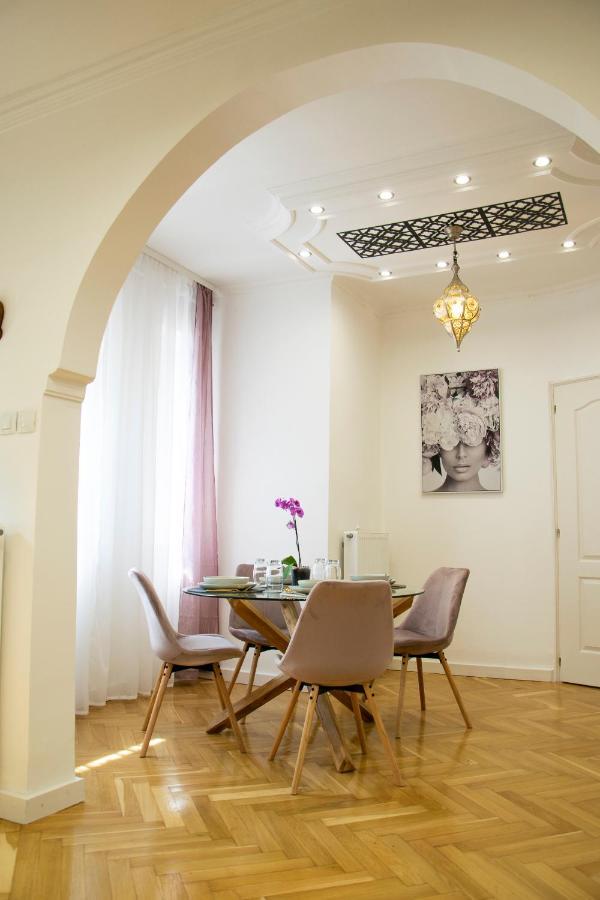 Season One Apartman Szeged Buitenkant foto
