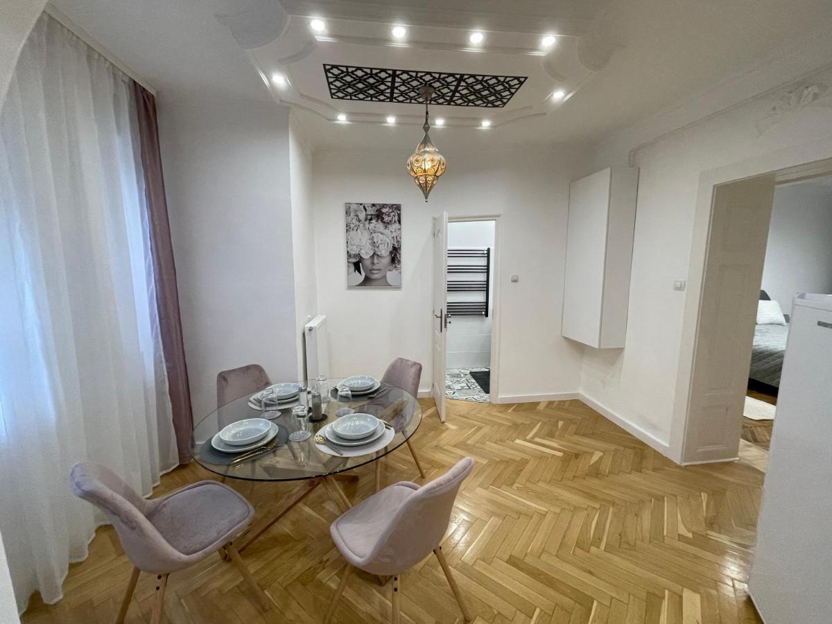 Season One Apartman Szeged Buitenkant foto