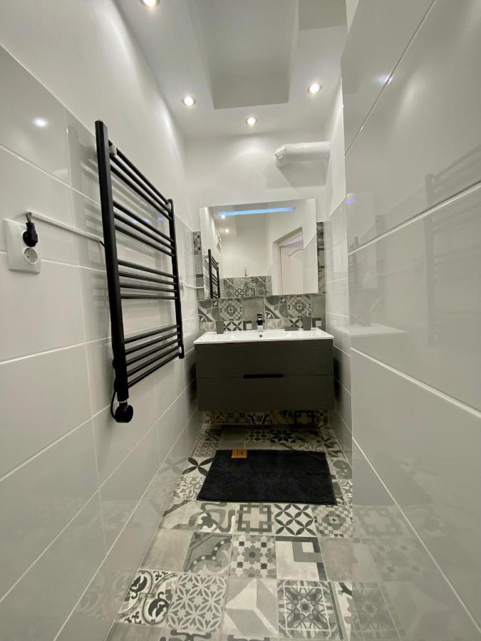 Season One Apartman Szeged Buitenkant foto