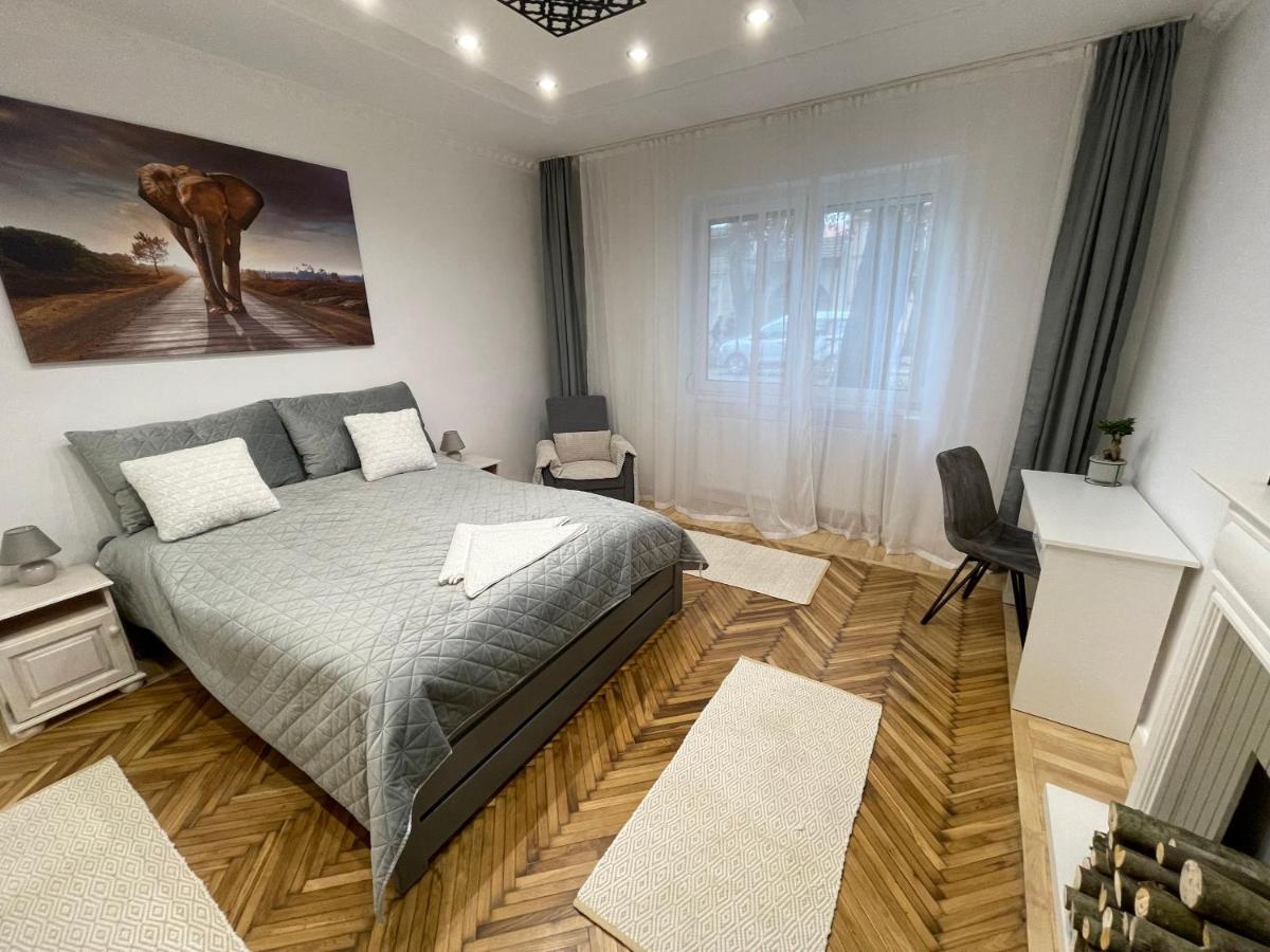 Season One Apartman Szeged Buitenkant foto