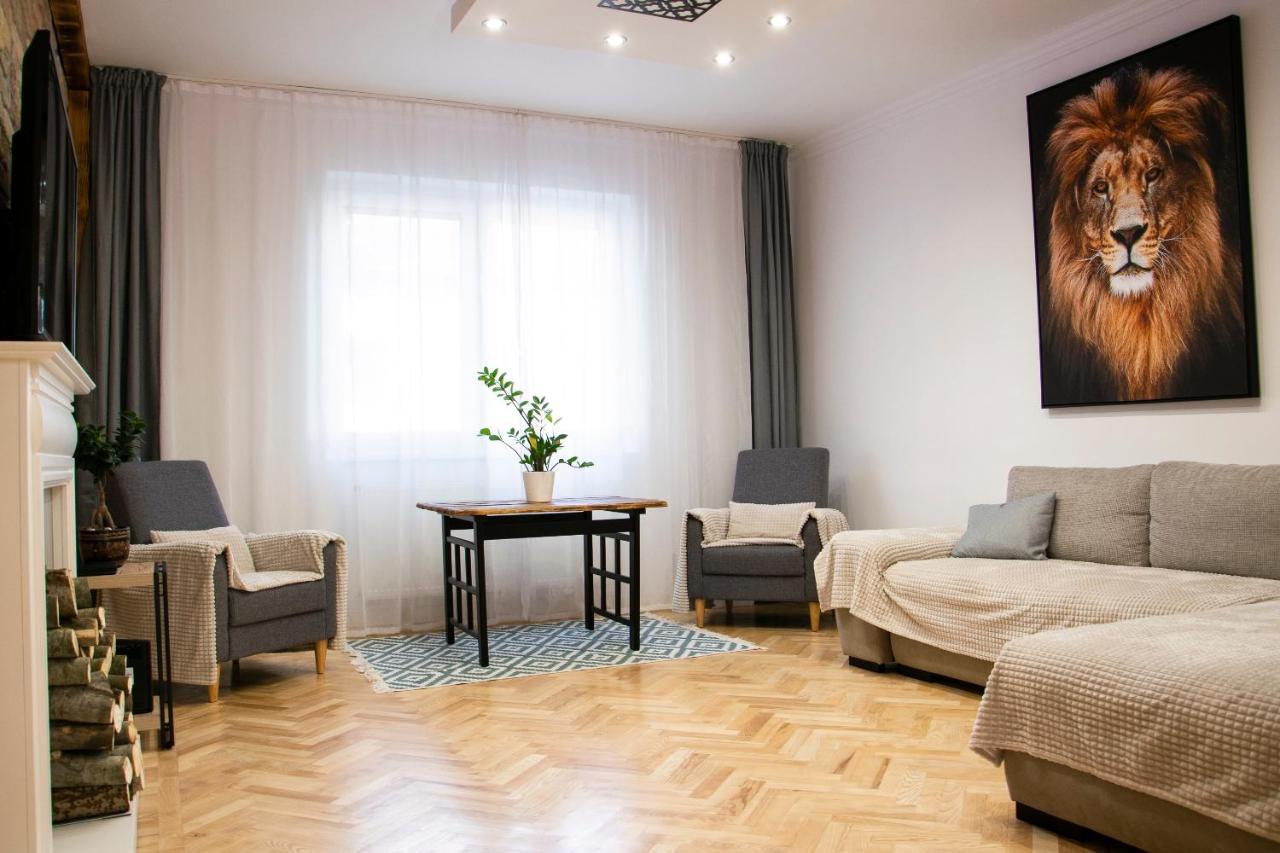 Season One Apartman Szeged Buitenkant foto
