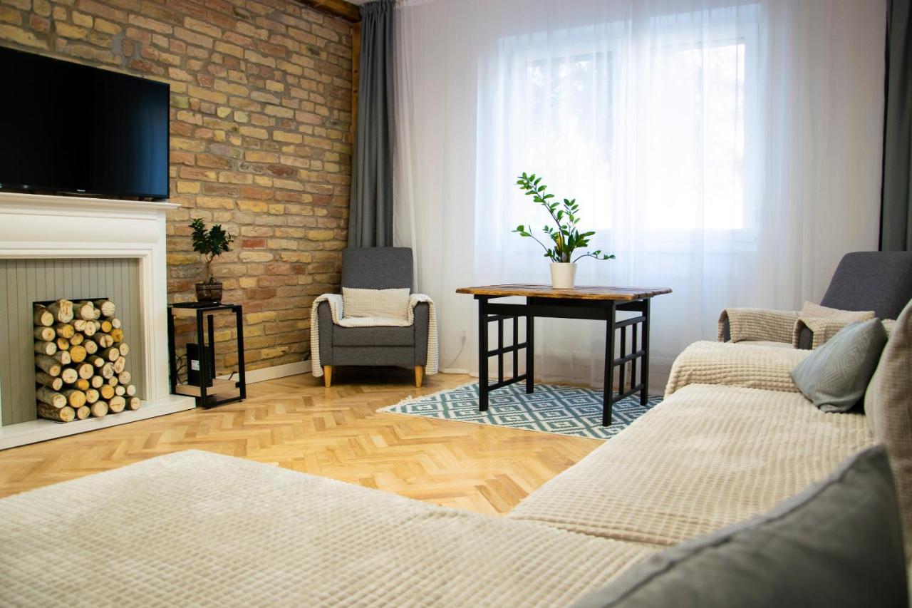 Season One Apartman Szeged Buitenkant foto