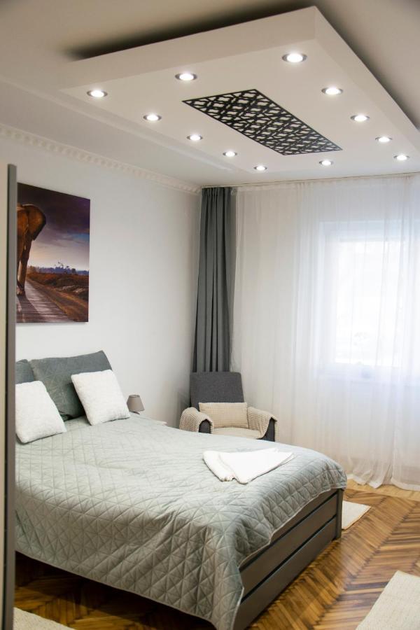 Season One Apartman Szeged Buitenkant foto