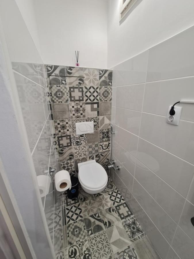 Season One Apartman Szeged Buitenkant foto