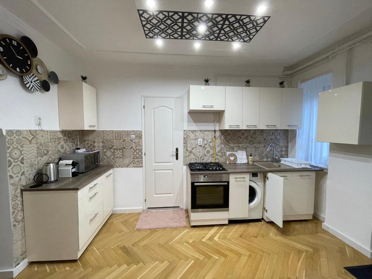 Season One Apartman Szeged Buitenkant foto