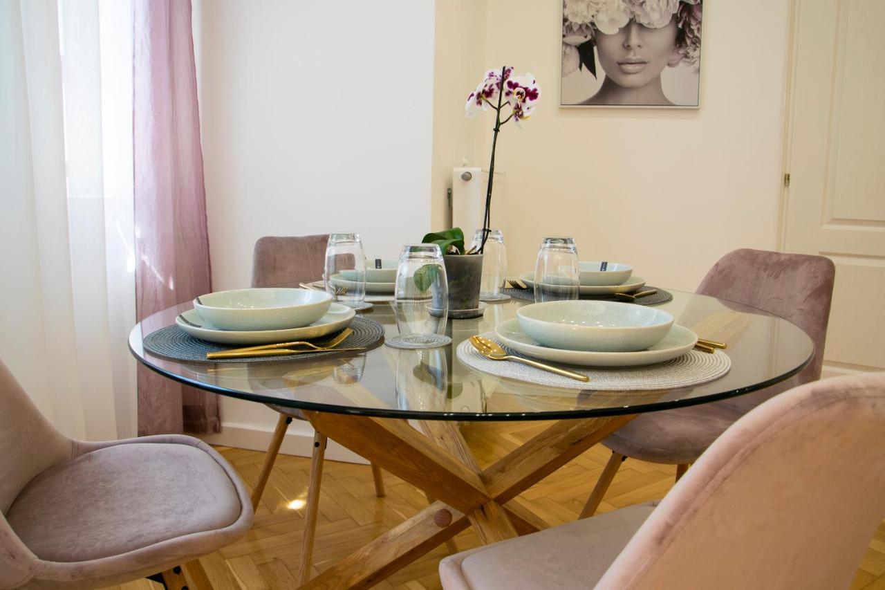 Season One Apartman Szeged Buitenkant foto
