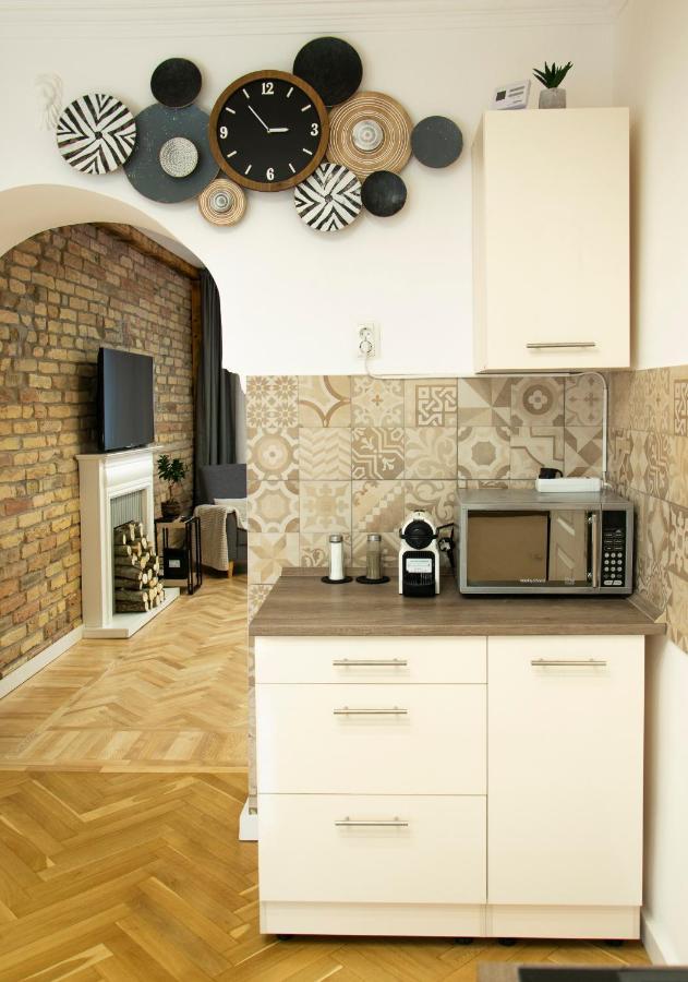 Season One Apartman Szeged Buitenkant foto