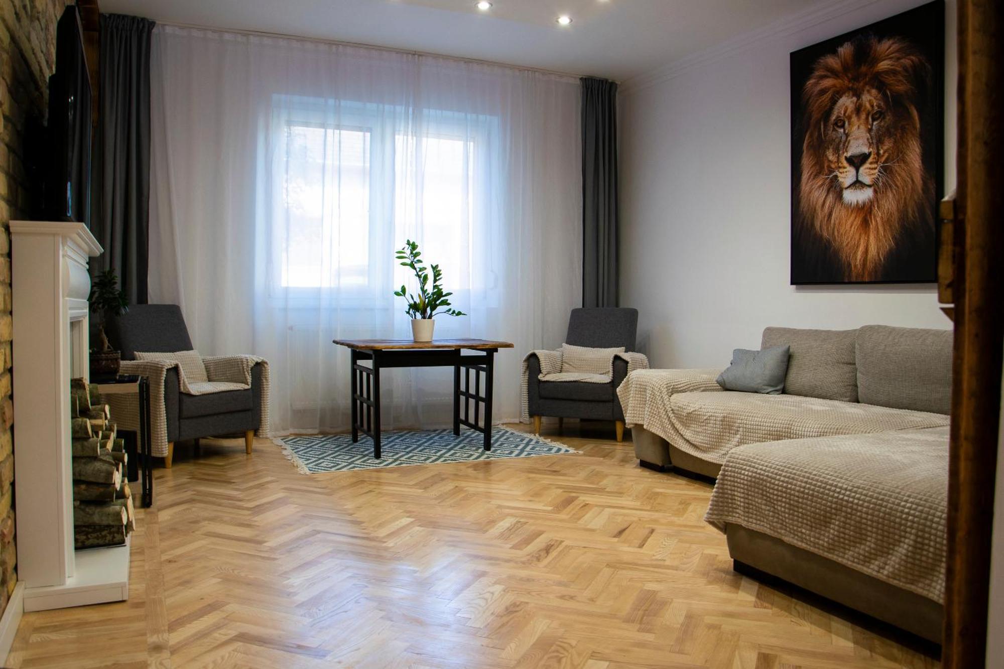 Season One Apartman Szeged Buitenkant foto